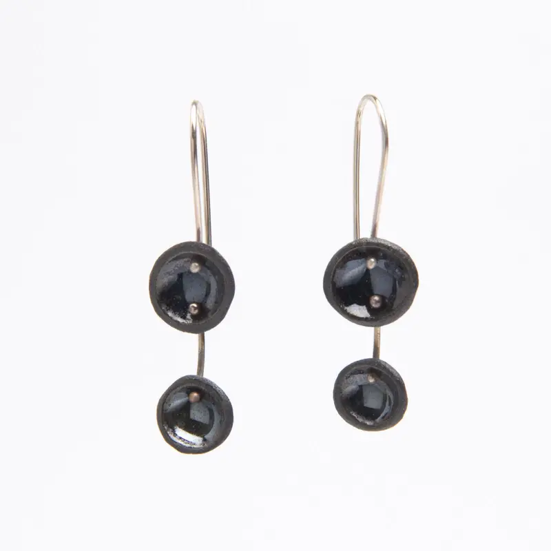 High-Gloss Black Double-Disc Earrings – Sleek Ceramic Finish